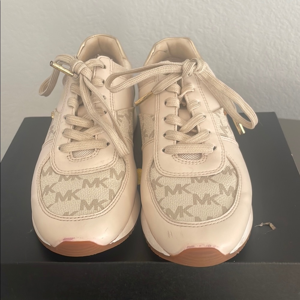 FINAL SALE ⚠️⚠️⚠️ Michael Kors Beige Monogram Sneakers Rare lightly used